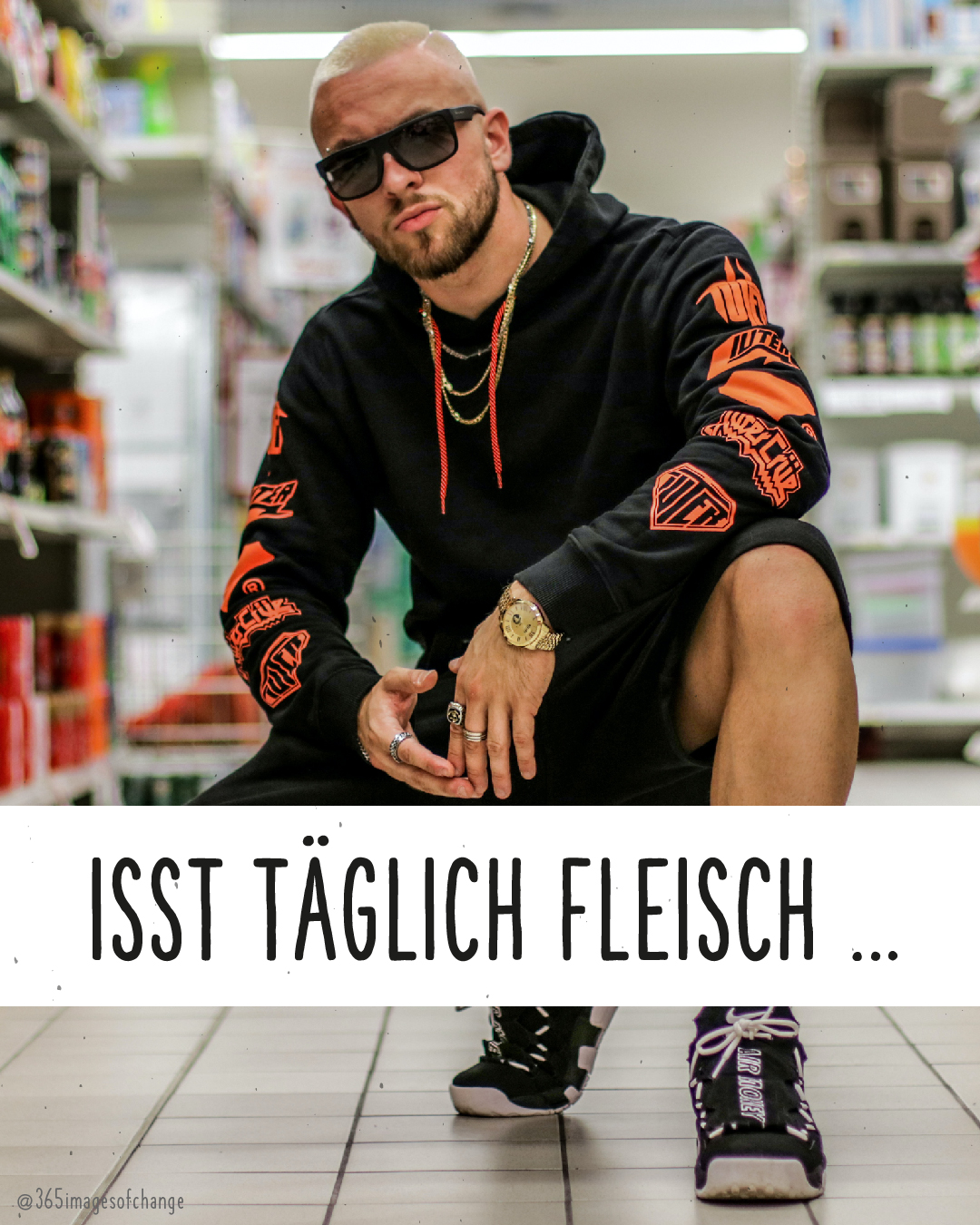 Mann mit Sonnenbrille und Kapuzenpullover hockt lässig. Text darunter: ...isst täglich Fleisch...