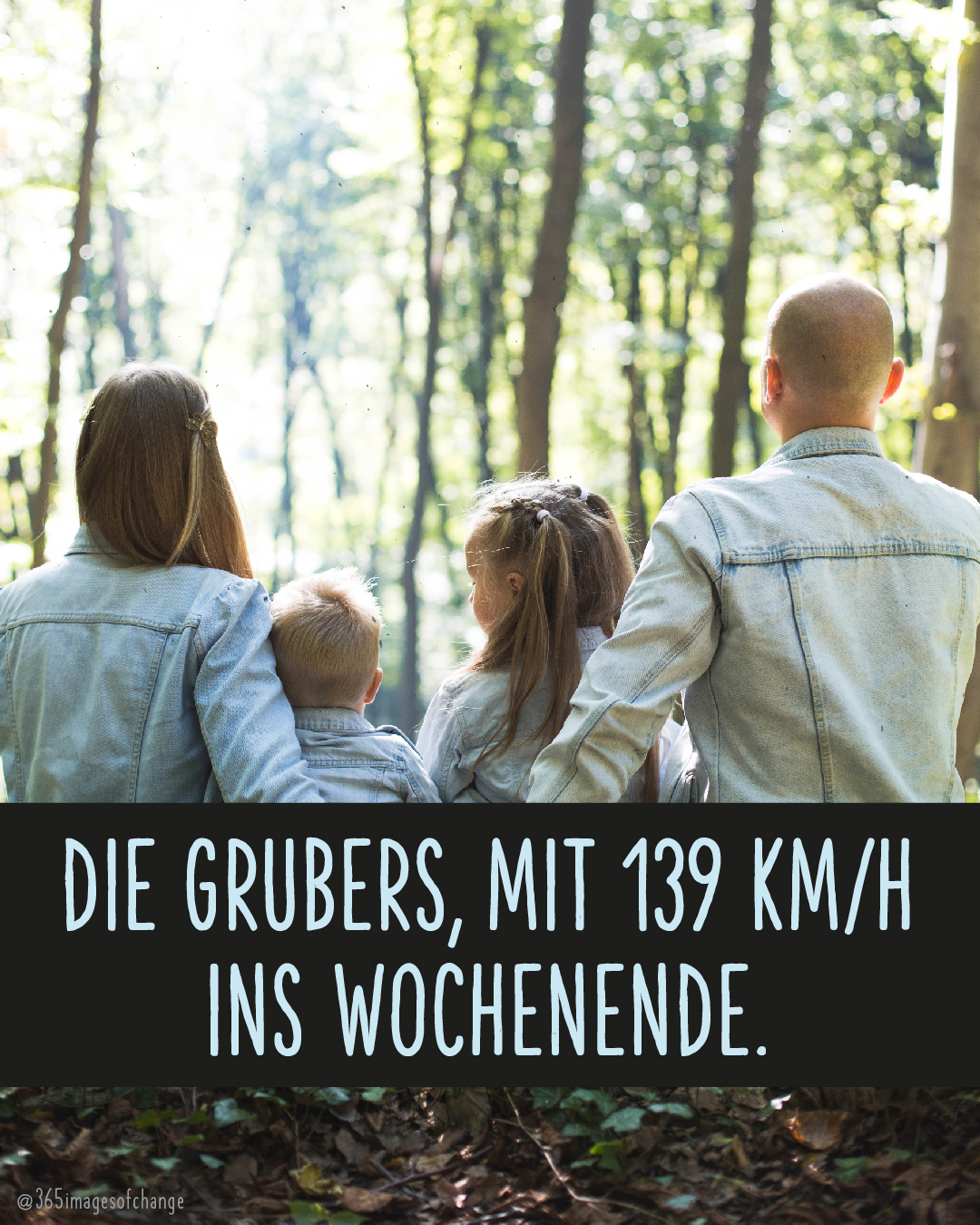 Familie im sonnigen Wald. Text darunter: Die Grubers mit 139 km/h ins Wochenende.