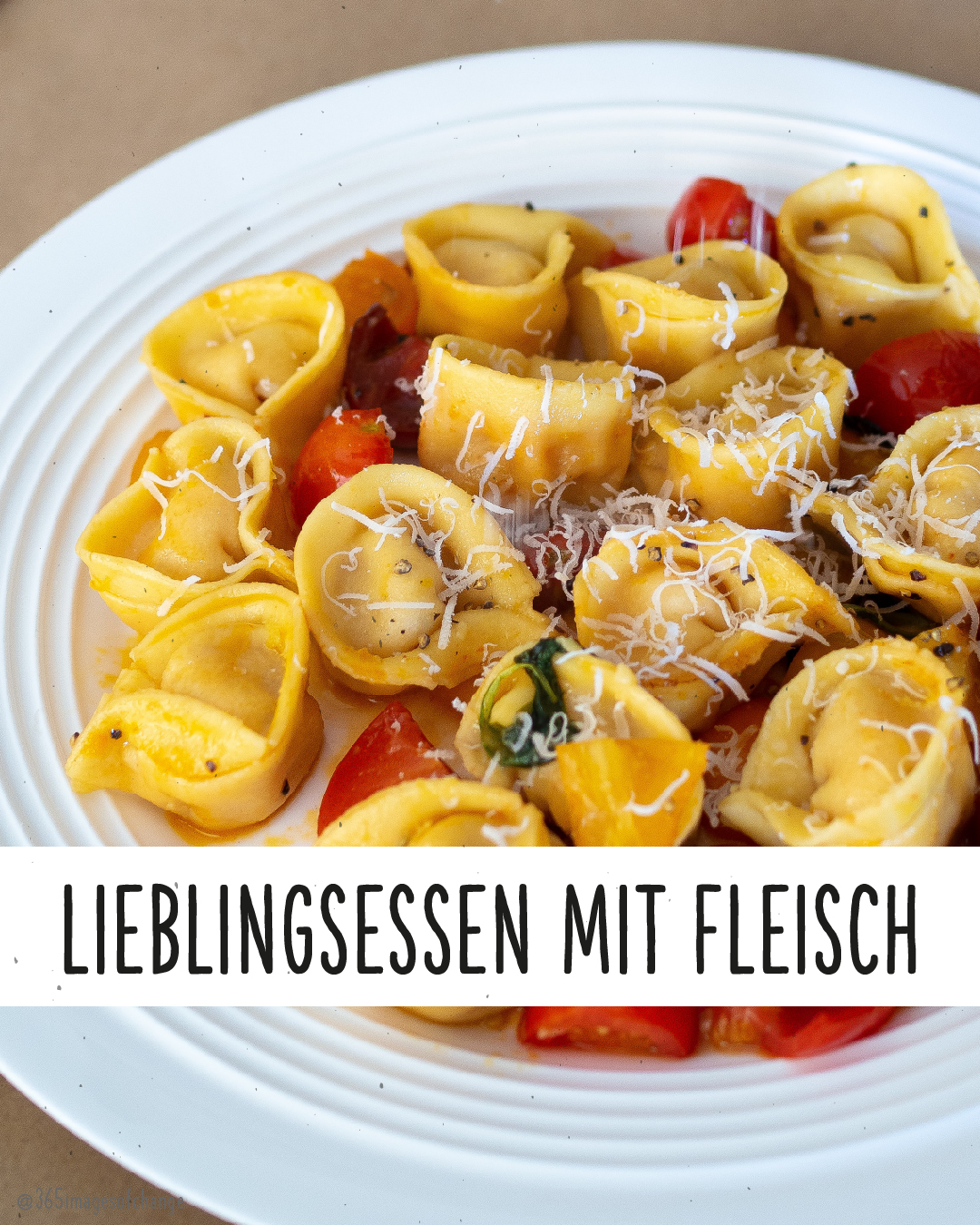 Teller mit Tortellini und Tomatensoße. Text darunter Schwarz auf Weiß: Lieblingsessen mit Fleisch.