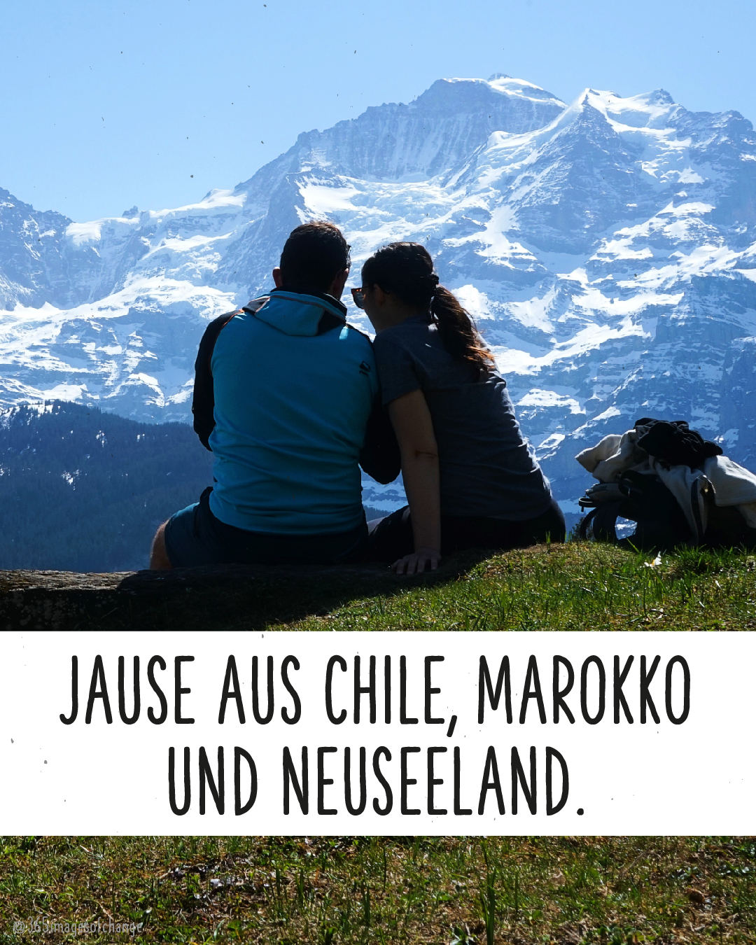 Zwei Personen machen Jause mit Aussicht auf einen schneebedeckten Berg. Text darunter: Jause aus Chile, Marokko und Neuseeland.