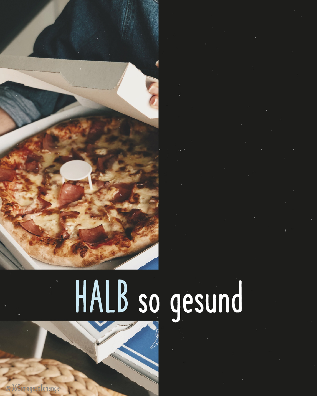 Abgeschnittenes Bild von einer Pizza in einem Karton auf linker Seite des Bilds. Text darunter: Halb so gesund.