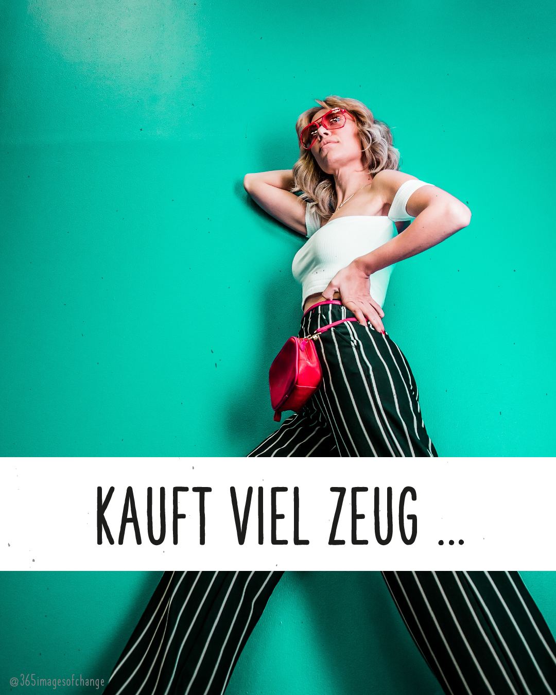 Frau mit weiter Hose und weißem Top und roter Sonnenbrille stützt die Hand in die Hüfte. Text darunter: Kauft viel Zeug.