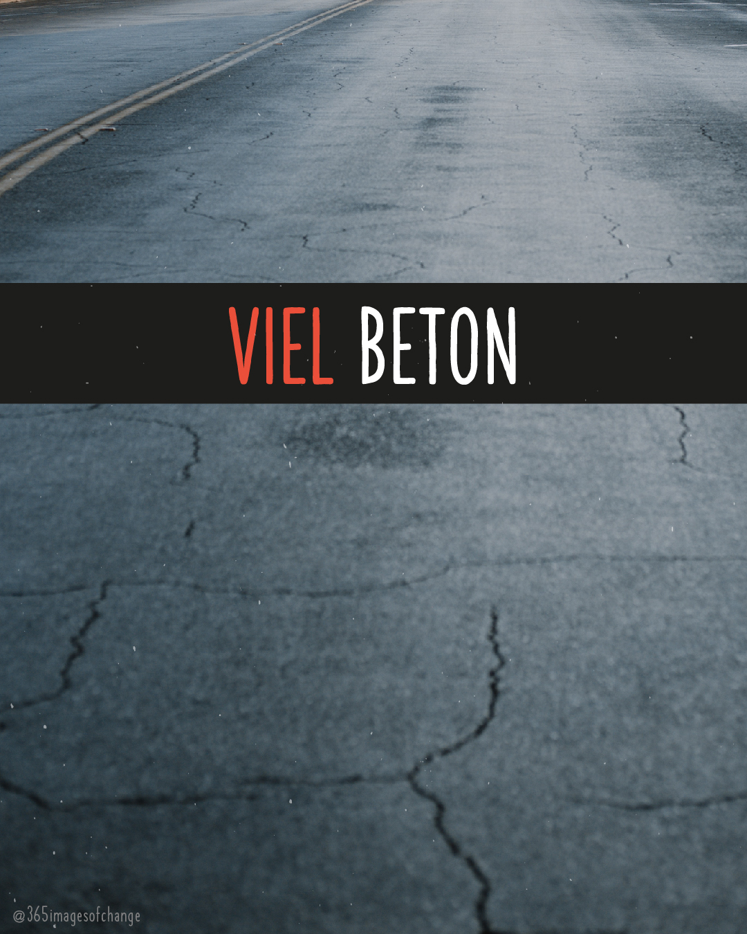 Rissiger Asphaltboden. Text in der oberen Hälfte des Bilds: Viel Beton.