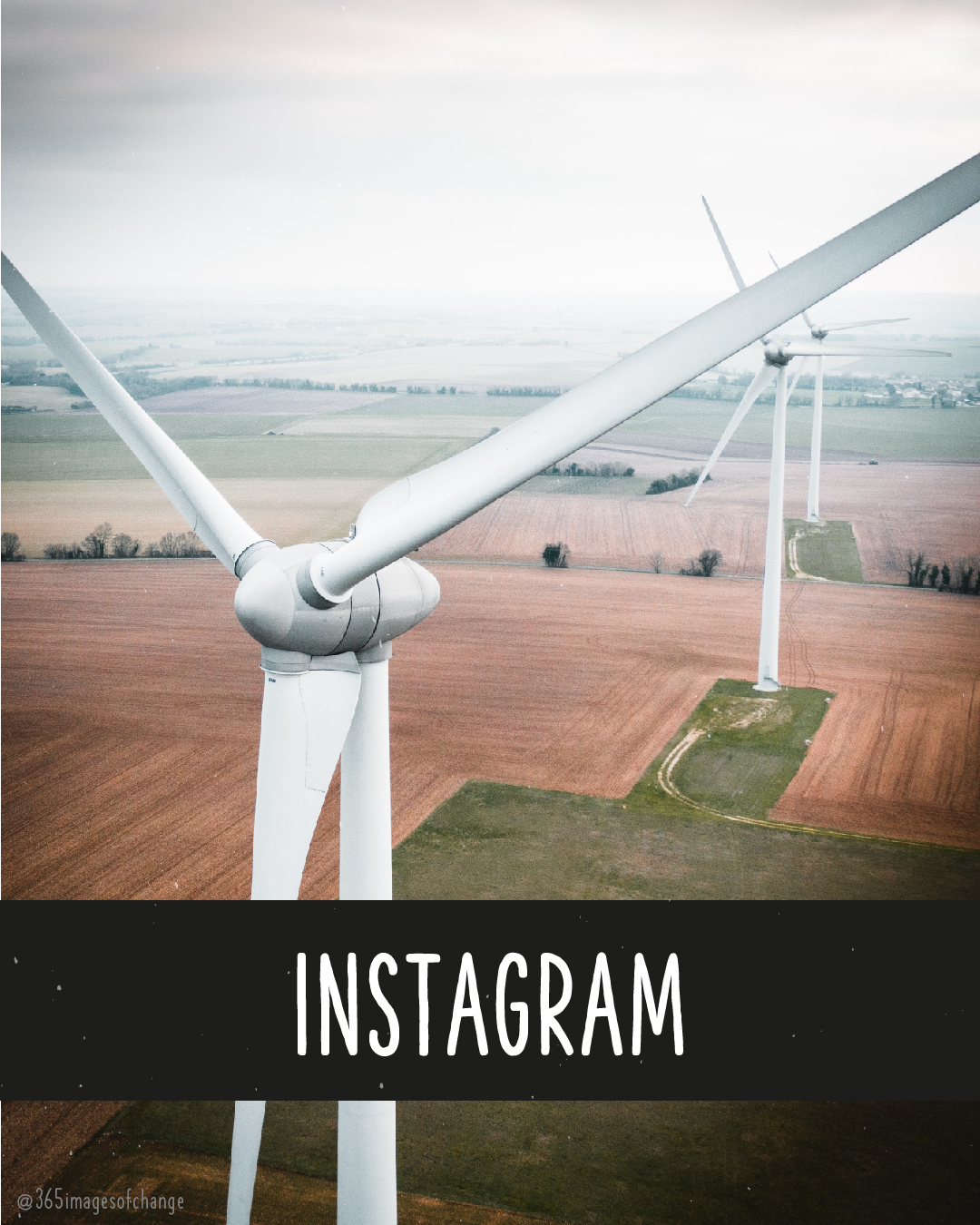 Windräder von oben. Text darunter: Instagram.
