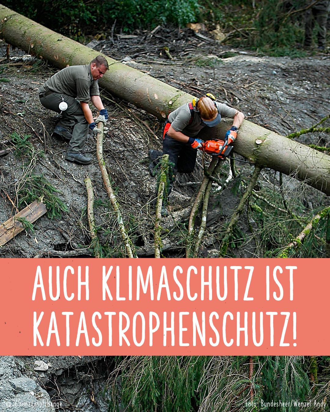 Zwei arbeitende Männer im Wald. Text darunter: Auch Klimaschutz ist Katastrophenschutz.