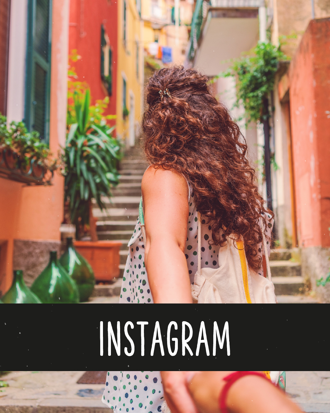 Bild einer Frau von hinten, die eine Gasse entlang schlendert, Text darunter: Instagram