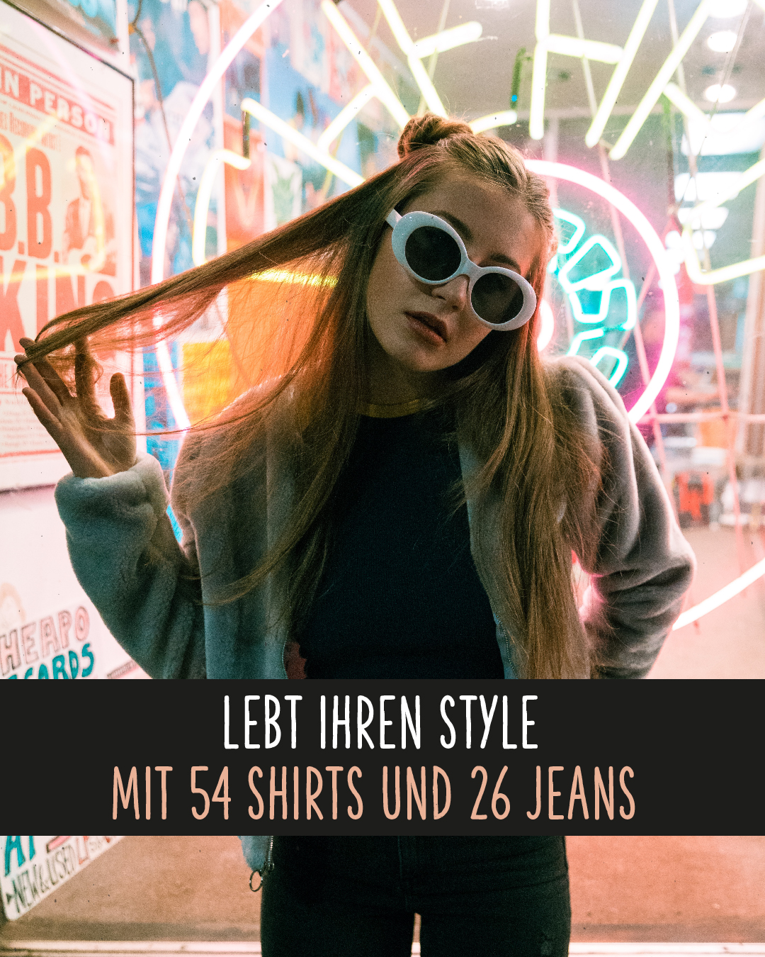 Junge Frau mit langen Haaren und weißer Sonnenbrille. Text unten im Bild: Lebt ihren Style mit 54 Shirts und 26 Jeans