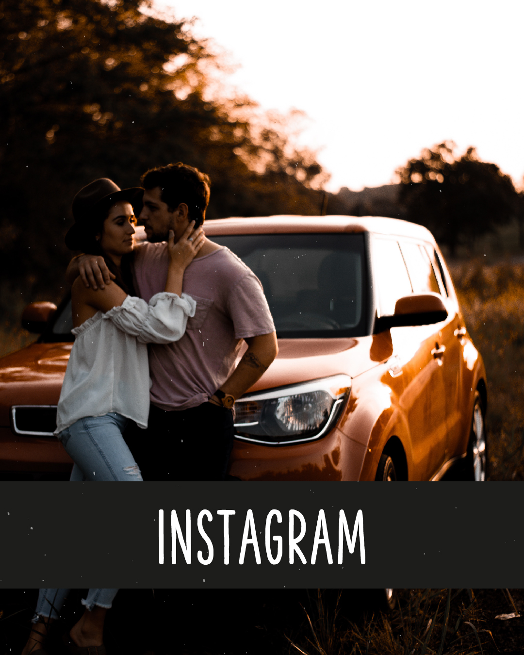 ein Paar steht vor einem Auto im Sonnenuntergang, darunter in Großbuchstaben: Instagram