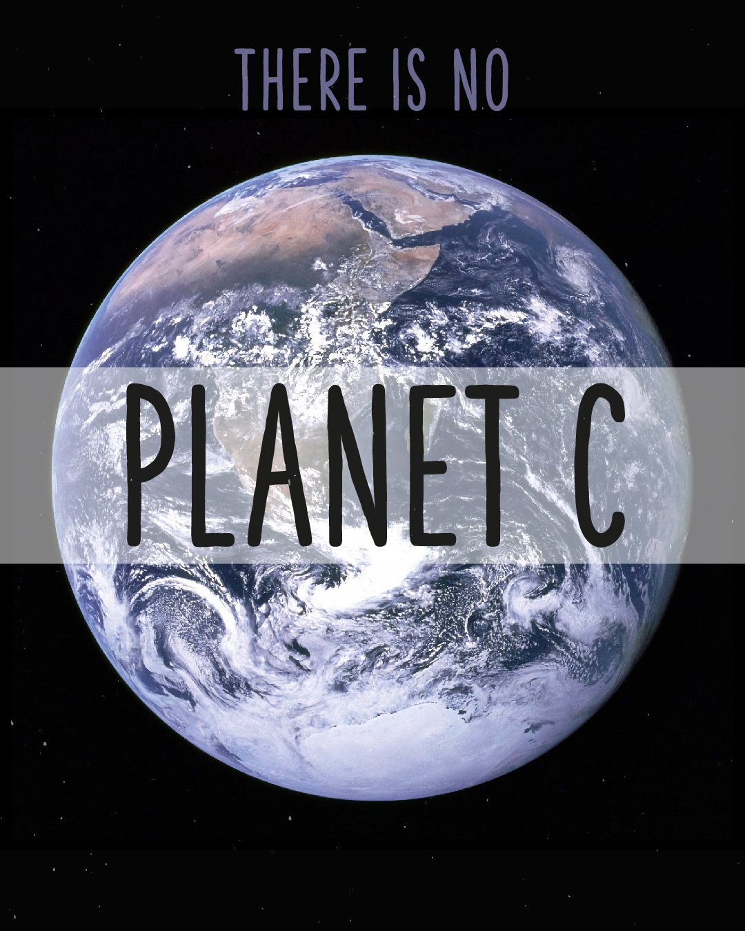 Erdkugel auf schwarzem Hintergrund. Text in der Mitte: Planet C