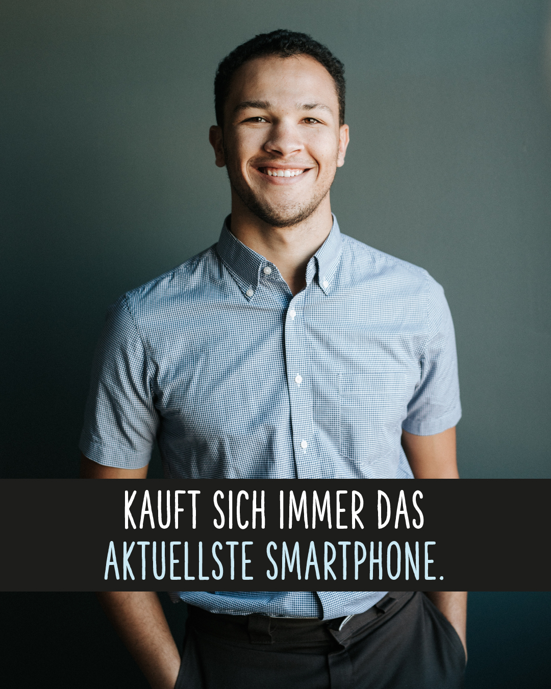 Lächelnder Mann im Business-Outfit .Text darunter: Kauft sich immer das aktuellste Smartphone.
